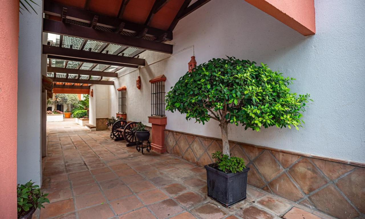 Modern Apartment - 2 Bedrooms, Beachside - Puerto Banus Marbella Eksteriør bilde