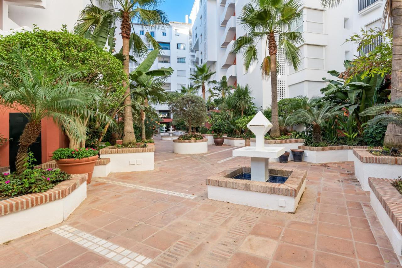 Modern Apartment - 2 Bedrooms, Beachside - Puerto Banus Marbella Eksteriør bilde