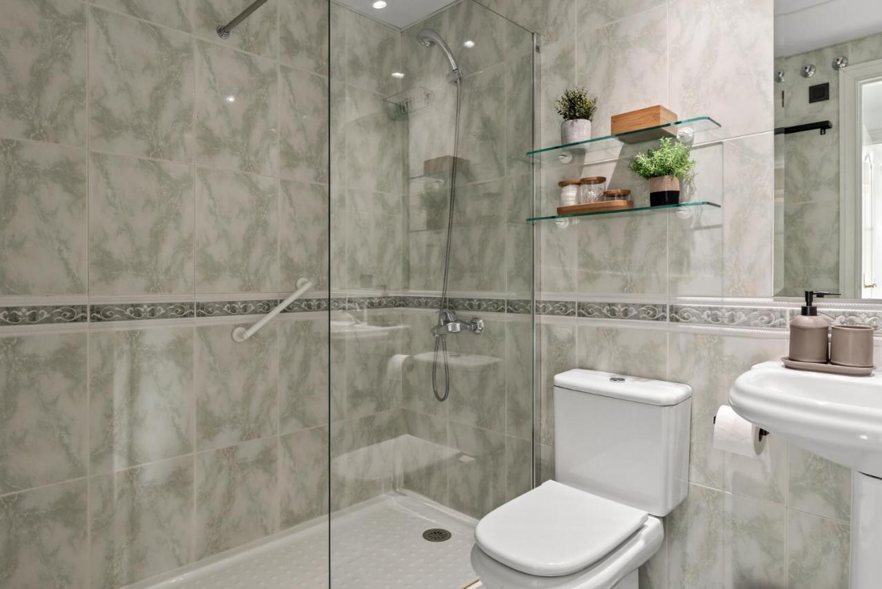 Modern Apartment - 2 Bedrooms, Beachside - Puerto Banus Marbella Eksteriør bilde
