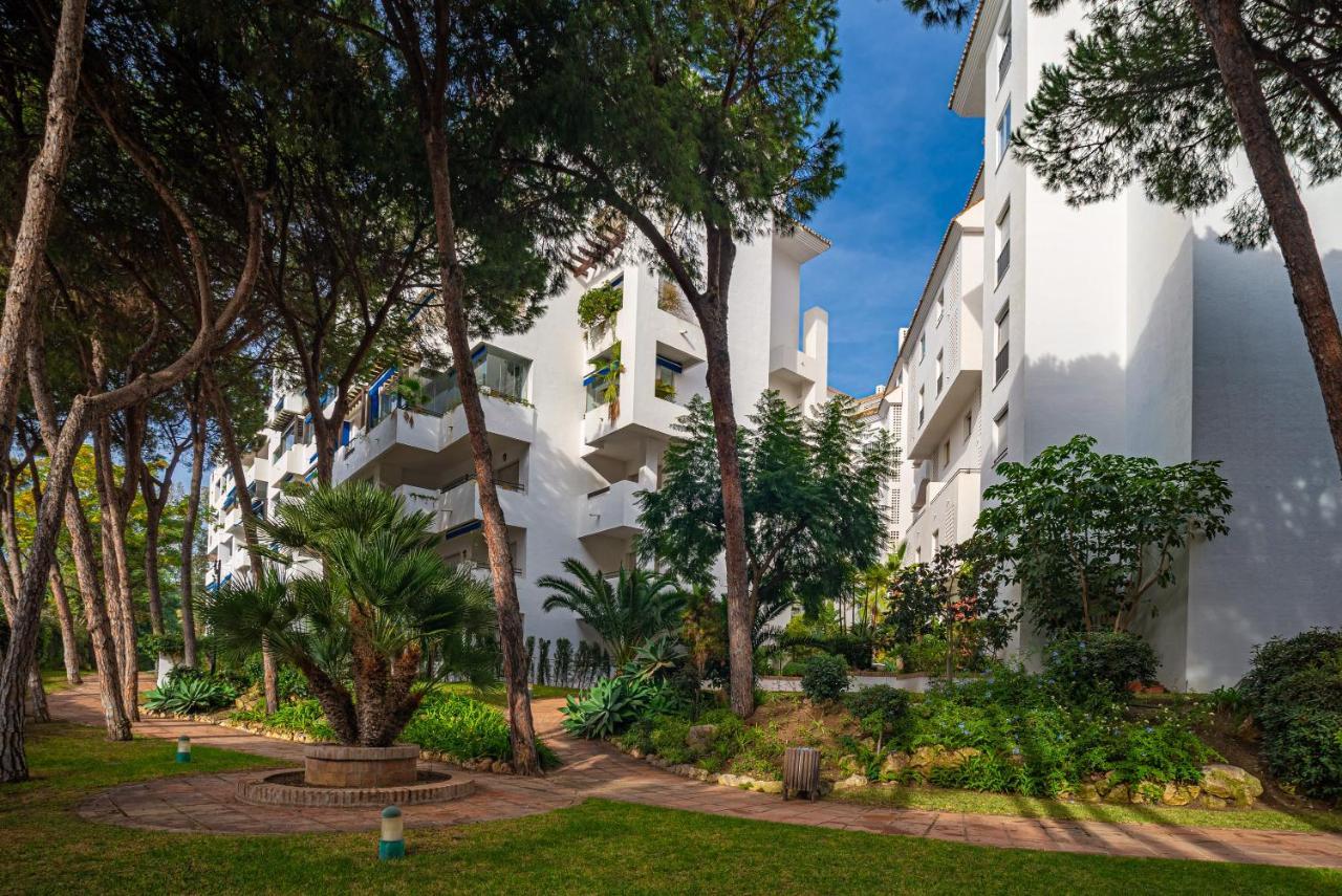 Modern Apartment - 2 Bedrooms, Beachside - Puerto Banus Marbella Eksteriør bilde